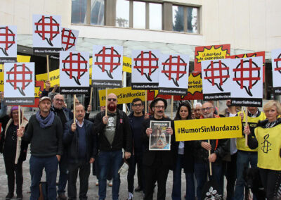 Darío Adanti acompañado por miembros de Amnistía Internacional y del Frente Viñetista